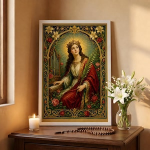 Può includere: Una stampa d'arte incorniciata raffigurante una donna con corona che suona un organo, tenendo una palma, circondata da rose rosse e gigli. L'opera presenta un'aureola dorata e un bordo ornamentale dorato, presentata in una cornice bianca.