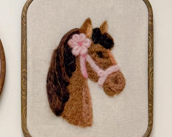 Cavallo da cowgirl in feltro realizzato con cerchio artistico