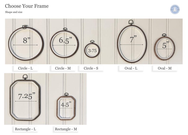 Pu&ograve; includere: Una collezione di telai da ricamo marrone scuro di forma circolare, ovale e rettangolare con ganci per appendere. Le misure indicate in pollici sono 8, 6.5, 3.75, 7, 5, 7.25 e 4.5. Il testo Choose Your Frame e Shape and size &egrave; visibile.