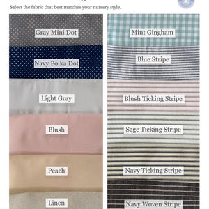 Pu&ograve; includere: Una tabella di campioni di tessuto intitolata Choose Your Background Fabric con dodici opzioni: Gray Mini Dot, Navy Polka Dot, Light Gray, Blush, Peach, Linen, Mint Gingham, Blue Stripe, Blush Ticking Stripe, Sage Ticking Stripe, Navy Ticking Stripe e Navy Woven Stripe.
