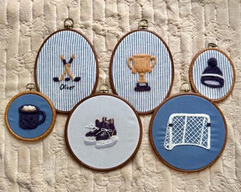 Set artistico in feltro con cerchio: bastoni da hockey, rete da hockey, cappello, cioccolata calda, trofeo.
