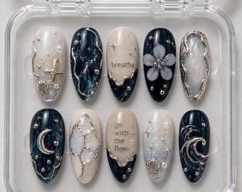 Unghie finte ispirate ai BTS a tema oceano, set di unghie cromate blu navy, numero 7 Kpop Nails, unghie finte in gel a mandorla fatte a mano