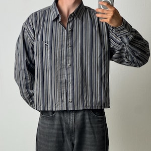 Aufgearbeitetes Vintage-Hemd mit grauen Streifen, upgecyceltes, anthrazitfarbenes Cropped-Hemd mit Knöpfen, kastenförmiges Grunge-Hemd, verkürztes Streetwear-Top im Erdton-Look
