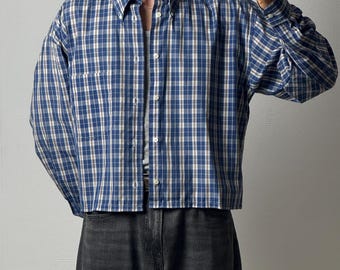 Aufgearbeitetes Vintage-Karohemd, Upcycling-Hemd in Blau-Weiß mit Karomuster, kurzes, kastenförmiges Button-Down-Hemd, verkürzte Tartanbluse, Streetwear-Grunge-Stil