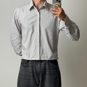Omarbetad Olymp-skjorta, vintage pinstripe cropped buttondown-skjorta, återvunnen vitrandig skjorta med boxig passform, minimalistisk streetwear-topp för företag