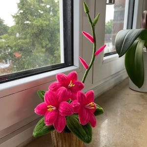 Rosa Lilien Pflanze, Handgemachte Lilie aus Pfeifenreiniger im Topf,  Schreibtisch Deko, Geburtstagsgeschenk