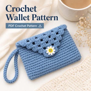 Peut inclure: Un portefeuille au crochet bleu avec une dragonne et un rabat orné d'un bouton en forme de marguerite blanche. Le texte Crochet Wallet Pattern et PDF Crochet Pattern est visible. Le portefeuille présente un motif texturé et un bord festonné.