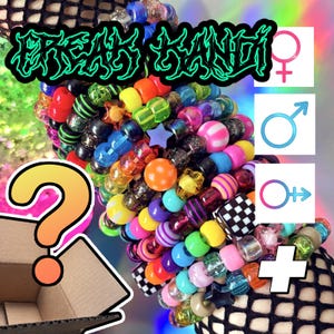Ask med slumpmässiga konstiga Kandi-armband! FREAKBOX - Över 450+ olika singlar!!
