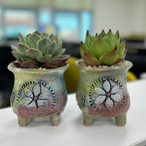 Set mit 2 handgefertigten koreanischen Keramik-Pflanzgefäßen mit Chrysanthemen-Motiv – Sukkulententöpfe mit Füßen