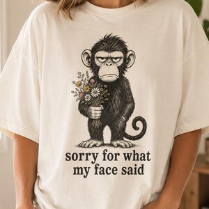 Entschuldigung für meinen Gesichtsausdruck (Affe, PNG), mürrischer Affe mit Wildblumen (Sublimationsdesign), lustiges, sarkastisches T-Shirt-Design, trendiges Shirt (PNG)