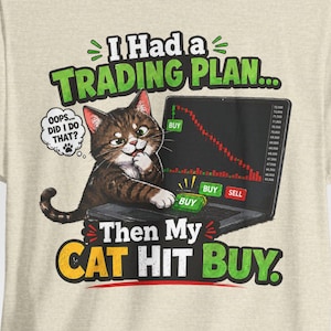 Może przedstawiać: Melanżowy beżowy t-shirt z grafiką brązowego kota pręgowanego przy laptopie z wykresem giełdowym spadkowym. Tekst głosi: I Had a TRADING PLAN... Then My CAT HIT BUY. Chmurka nad kotem zawiera napis: OOPS... DID I DO THAT?