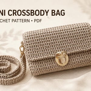 Könnte beinhalten: Eine beige gehäkelte Mini-Umhängetasche mit einem goldfarbenen Metall-Druckknopfverschluss und einem passenden gehäkelten Riemen. Der Text MINI CROSSBODY BAG CROCHET PATTERN PDF steht in dunkelbraunen Buchstaben oben links im Bild.