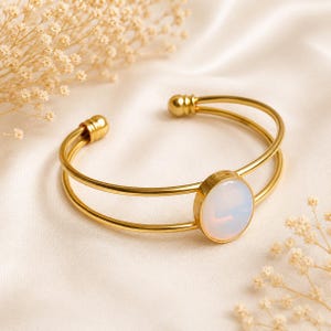 Pulsera tipo brazalete de ópalo dorado, brazalete abierto minimalista, joyería bohemia delicada.