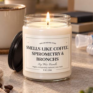 Könnte beinhalten: Eine brennende Sojawachskerze in einem klaren Glasgefäß mit schwarzem Deckel. Das weiße Etikett trägt die Aufschrift: MIND AND METHOD STORE, SMELLS LIKE COFFEE, SPIROMETRY & BRONCHS, Soy Wax Candle, vegan, completely natural, non-toxic, 9 OZ / 255G.