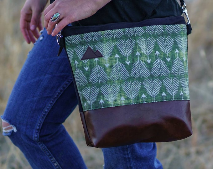 Large crossbody/Green feathered arrows print=2 front pockets/Black canvas back/Black zipper/Black adjustable nylon strap/MT or Mountain