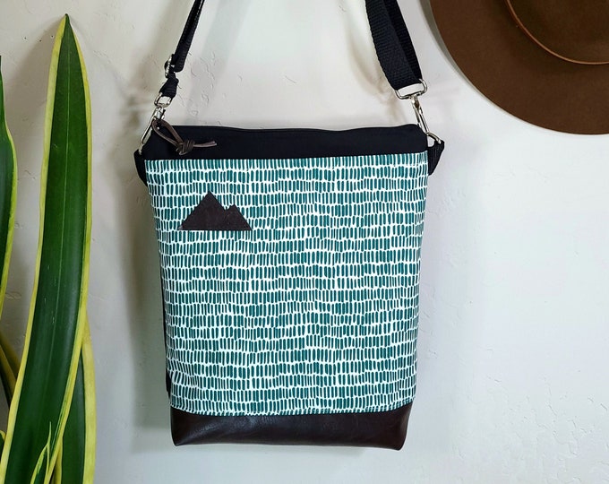 Medium crossbody/DASHING print in cactus front = pocket/Black zipper/Black canvas/Black nylon adjustable strap/Mountain or MT