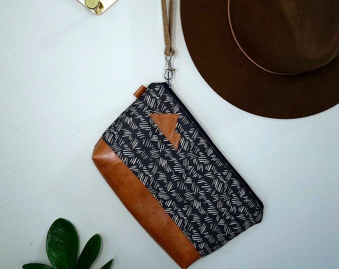 Medium travel WRISTLET bag/MEADOW print front and back/Flat bottom/Black zipper/Montana or mountain patch