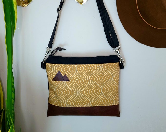 Small crossbody/WAVES OF GOLD print front = pocket/Black zipper/Black canvas/Black nylon adjustable strap