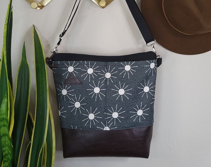 Large crossbody/SKY print in graphite=2 front pockets/Black canvas back/Black zipper/Black adjustable nylon strap/MT or Mountain