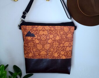 Large crossbody/NATURE print=2 front pockets/Black canvas back/Black zipper/Black adjustable nylon strap/MT or Mountain