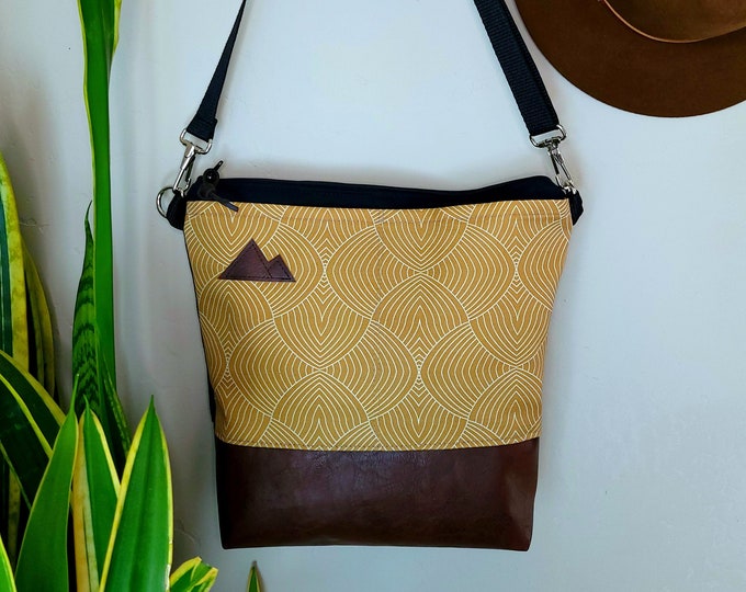 Large crossbody/WAVES IN GOLD print=2 front pockets/Black canvas/Black zipper/Black nylon strap/Montana or Mountain patch