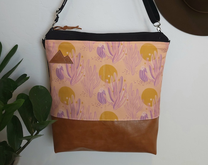 Large crossbody/DESERT print=2 front pockets/Black canvas back/Black zipper/Black adjustable nylon strap/MT or Mountain