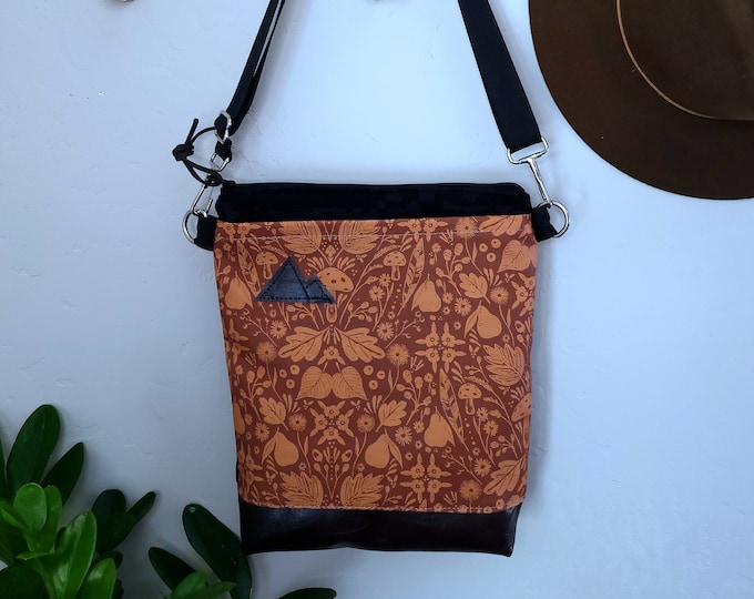 Medium crossbody/NATURE print front = pocket/Black zipper/Black canvas reverse/Black nylon adjustable strap/Mountain or Montana patch