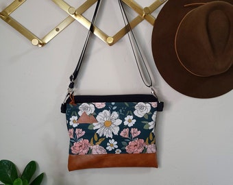 Small crossbody/SPRING DREAMER print in cactus front = pocket/Black zipper/Black canvas/Black nylon adjustable strap