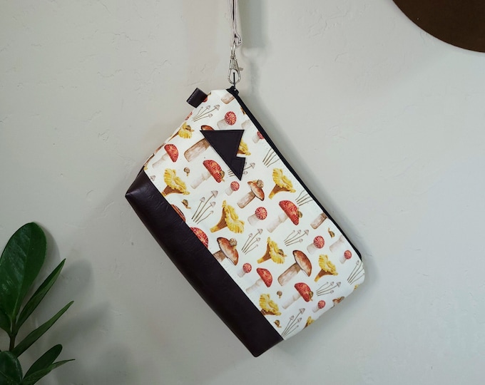 Medium travel WRISTLET bag/MUSHROOM print front and back/Flat bottom/Black zipper/Montana or mountain patch