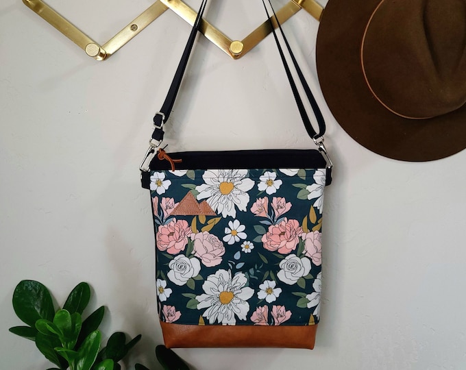 Medium crossbody/SPRING DREAMER print front = pocket/Black zip/Black canvas reverse/Black nylon adjustable strap/Mountain or Montana patch