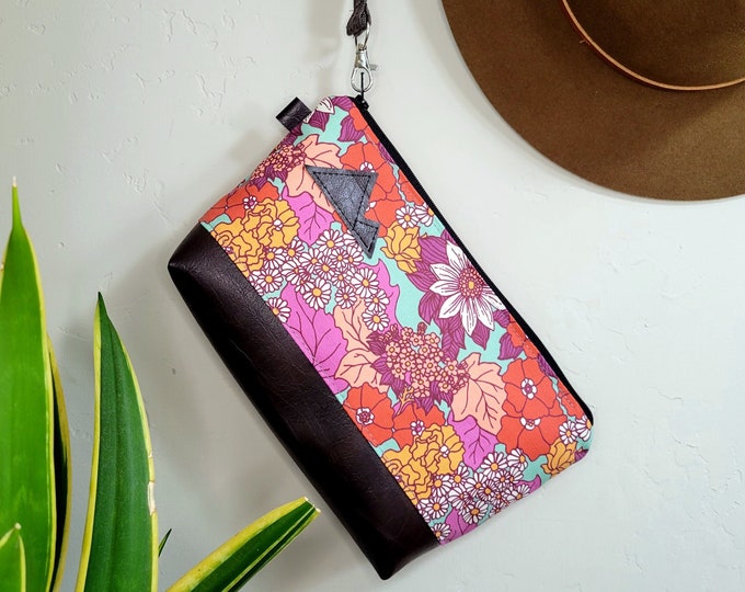 Medium travel WRISTLET bag/SUMMER FIELD print front and back/Flat bottom/Black zipper/Montana or mountain patch