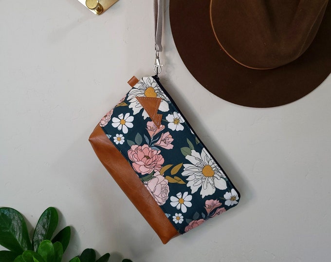 Medium travel WRISTLET bag/SPRING DREAMER print front and back/Flat bottom/Black zipper/Montana or mountain patch