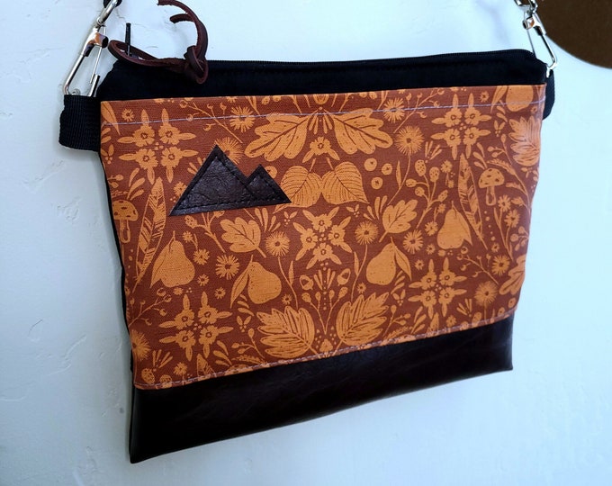 Small crossbody/NATURE print in cactus front = pocket/Black zipper/Black canvas/Black nylon adjustable strap