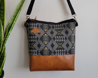 Large crossbody/Mud cloth print=2 front pockets/Black canvas back/Black zipper/Black adjustable nylon strap/MT or Mountain