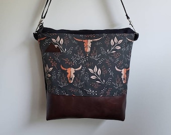 Large crossbody/Keep it wild print=2 front pockets/Black canvas back/Black zipper/Black adjustable nylon strap/MT or Mountain