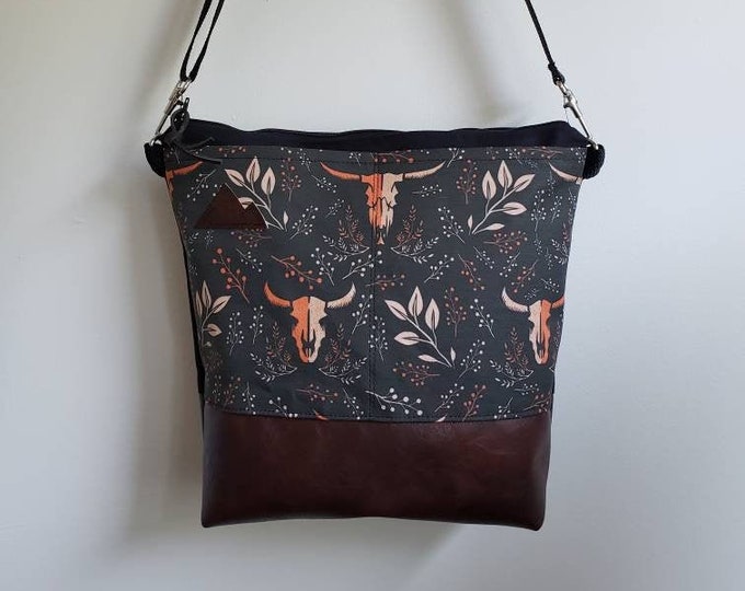 Large crossbody/Keep it wild print=2 front pockets/Black canvas back/Black zipper/Black adjustable nylon strap/MT or Mountain