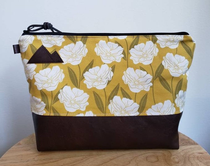 Large travel bag/GOLDEN FLORAL print front and back/Flat bottom/Black zipper/ Heavyweight natural canvas liner/Montana or mountain patch