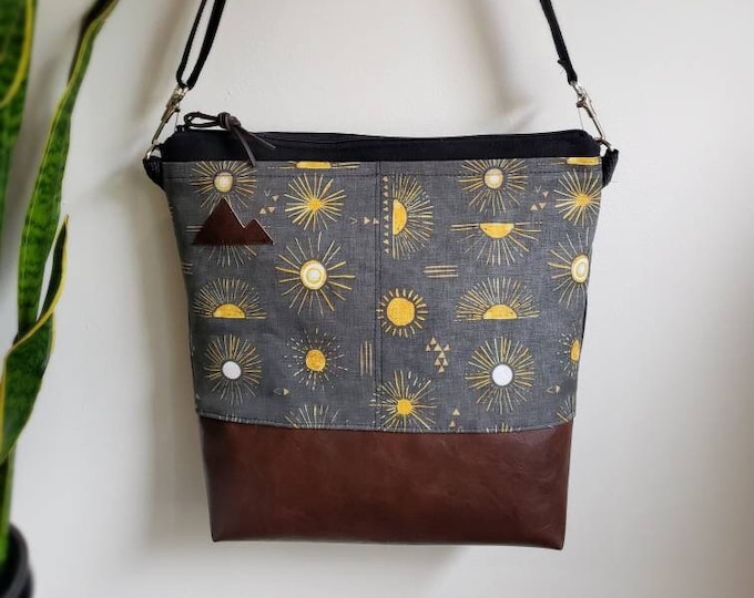 Large crossbody/Shine print in charcoal=2 front pockets/Black canvas/Black zipper/Black adjustable nylon strap/MT or Mountain patch