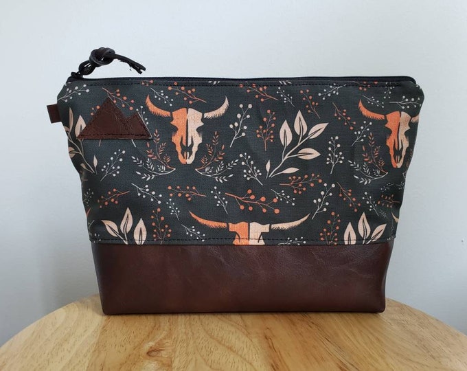 Large travel bag/Keep it wild print front and back/Flat bottom/Black zipper/Montana or mountain patch