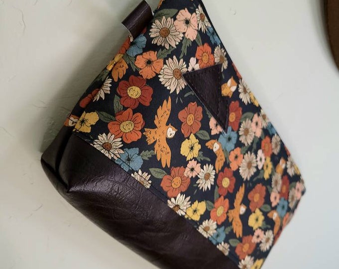 Medium travel bag/OWL FLORAL canvas front and back/Flat bottom/Black zipper/Montana or mountain patch