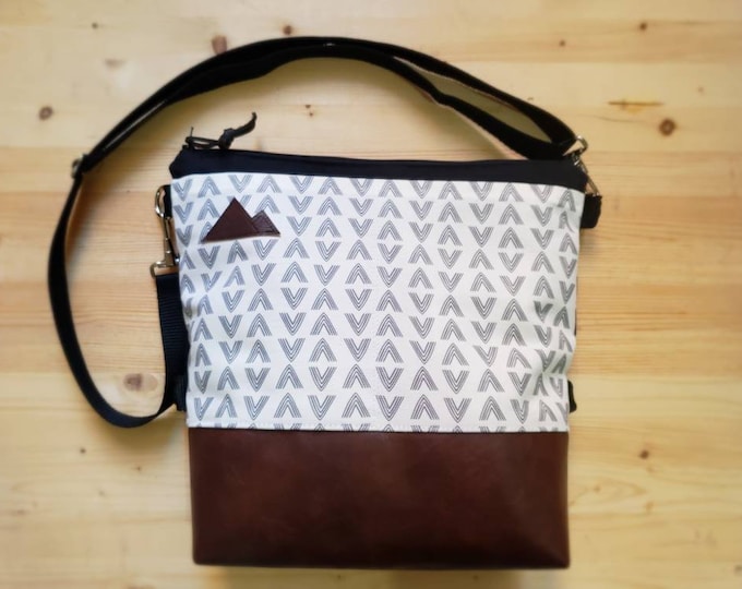 Large crossbody/White & gray flock print=2 front pockets/Black canvas back/Black zipper/Black adjustable nylon strap/MT or Mountain