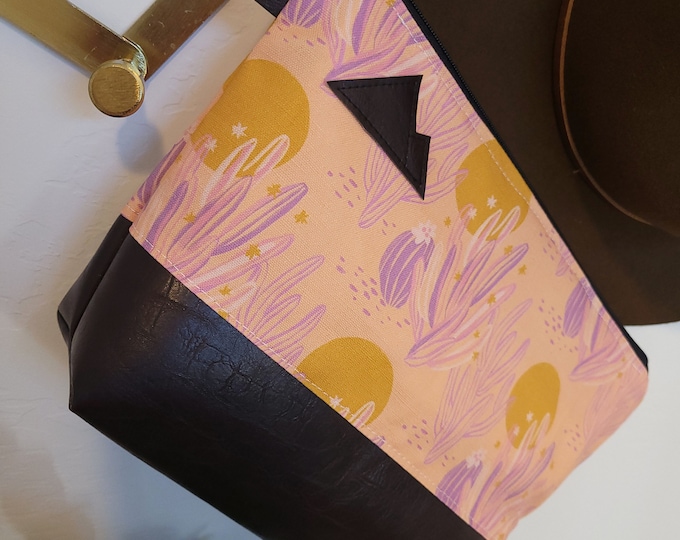 Large travel back/DESERT PRINT=front and back/Flat bottom/Black zipper/ Heavyweight natural canvas liner