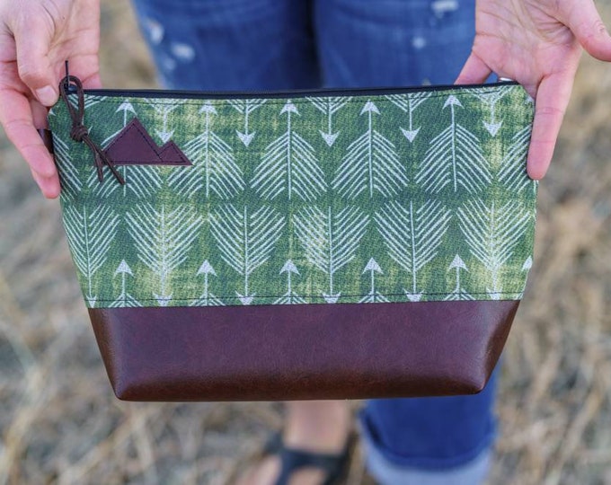 Large travel bag/Green feathered arrows print front and back/Flat bottom/Black zipper/Montana or mountain patch