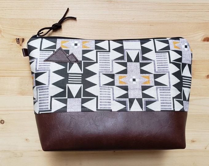 Travel bag/Westward print front and back/Flat bottom/Black zipper/Montana or mountain patch