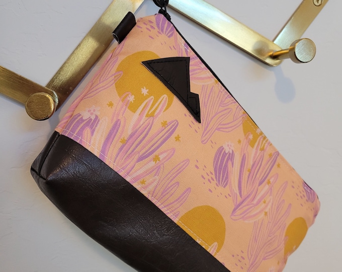 Medium travel bag/DESERT print front and back/Flat bottom/Black zipper/Montana or mountain patch