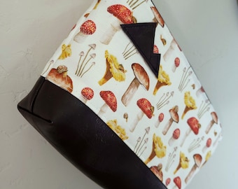 Medium travel bag/MUSHROOM print front and back/Flat bottom/Black zipper/Montana or mountain patch