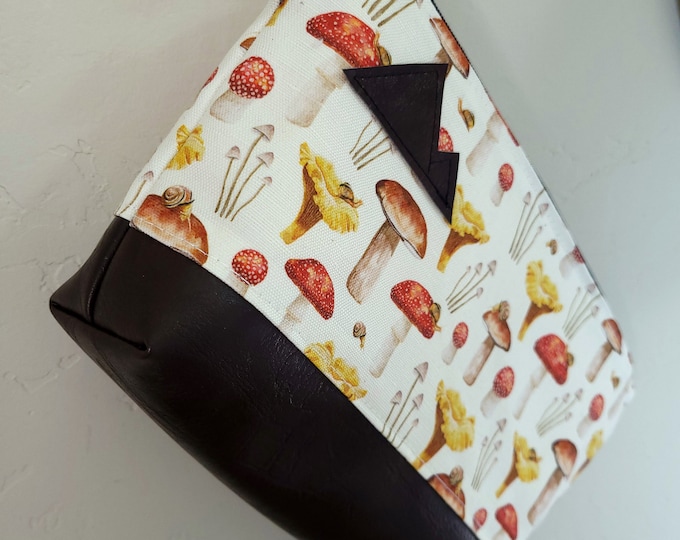 Medium travel bag/MUSHROOM print front and back/Flat bottom/Black zipper/Montana or mountain patch