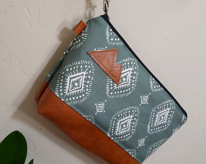 Medium travel WRISTLET bag/SAGE HENNA print front and back/Flat bottom/Black zipper/Montana or mountain patch