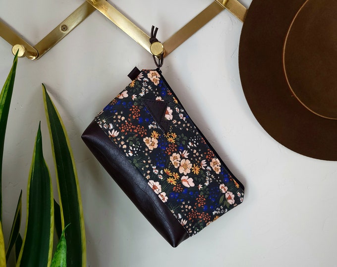 Medium travel bag/MIDNIGHT FLORAL PRINT front and back/Flat bottom/Black zipper/Montana or mountain patch