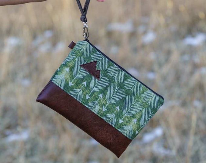 Wristlet Grab & Go Clutch/Green feathered arrows print front and back/Black zipper/Montana or Mountain patch